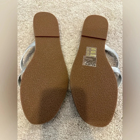 The Boardwalk Thong Sandal in Metallic Leather 10 - Picture 5 of 5